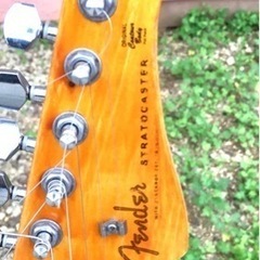 エレキギター/Fender Strato casterのディカール付き