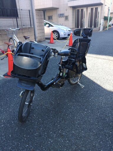 ｂ25１００日間・点検無料・安心保障の３カ月・無料交換保証、サービス付き  土日もお子様と土足のまま、いろいろなタイプのご試乗が可能です。  バカ良心的な中古電動自転車屋です。ブリヂストン、ヤマハ共同生産モデル。  ️２０インチ、チャイルドシート、３人乗り、２人乗り、１人乗り、電動自転車  安心保障の３カ月・無料交換保証、無料１００日間・点検サービス付き  バッテリーは、新品の９０％以上の性能を保持していて、コンディション良好です。  １回の充電で３０ｋｍ以上の走行