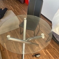 ガラステーブルと椅子2脚