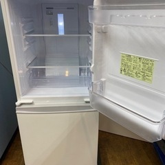 I651 🌈 2020年製の美品！ SHARP 冷蔵庫 (137L)　⭐ 動作確認済 ⭐ クリーニング済