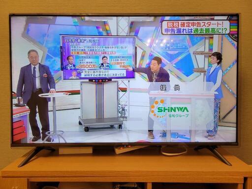 【極美品、テレビ裏収納付き】　50インチ　ハイセンステレビ　50A65G 2022年 ブルーライトカット液晶保護パネル付き　山崎実業テレビ裏収納棚付き　リモコン付き　２つ