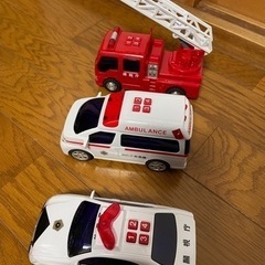 救急車、パトカー、消防車のおもちゃ