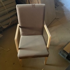 茶色の椅子です