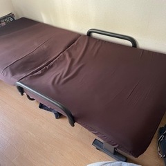 折りたたみ式のベッド