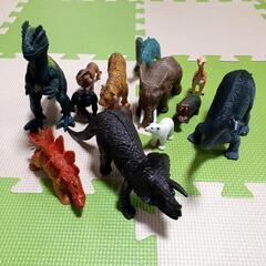 動物と恐竜の人形