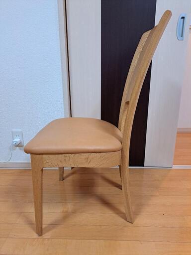 カリモク製のチェアーです。4脚まとめて引き取っていただける方優先にしたいです。キレイです。状態良いです。