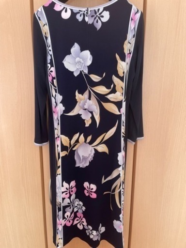 LEONARD（レオナード）　ワンピース　ネイビー・ピンク・グレー　花柄 LEONARD（レオナード） ワンピース ネイビー・ピンク・グレー 花柄