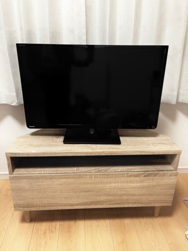 32インチのテレビとテレビボード