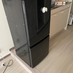 黒い2ドア冷蔵庫 SHARP