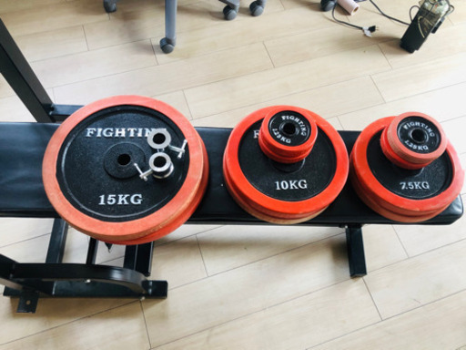フラットベンチの座面 と Fightingラバーダンベル75kg セット。