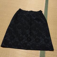 花柄地模様黒いスカート