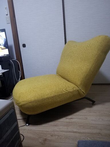一人用大型リクライニングソファー。70×80。寝かすと、130×30　カラシ色のお洒落な椅子。