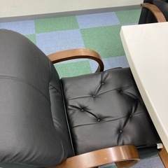 会議用テーブル  椅子8脚 【？】