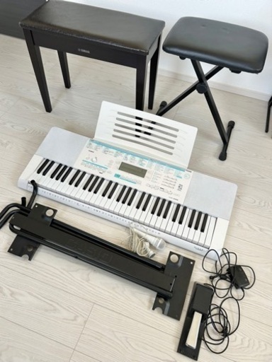 CASIO 光る鍵盤キーボード　スタンドやペダル、4点セット売り