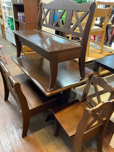 ダイニング4Pセット　ベンチの座面下は収納になっています