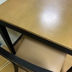 テーブルと椅子２つです。キズ汚れあります。