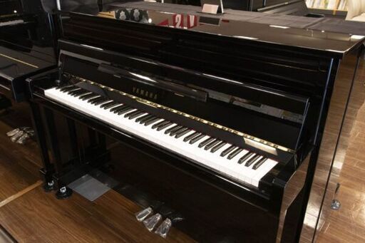 中古ピアノ　ヤマハ b113   (2010年製)