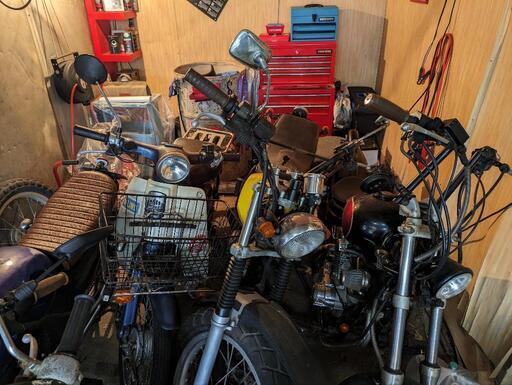 バイク整備中