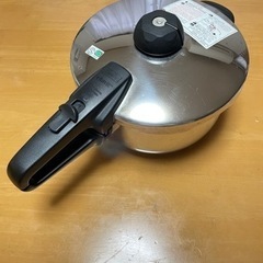 3連休限定お値下げ‼️Fisslerの圧力鍋（4.5L）・料理本...