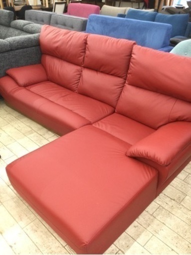 【✨値下げしました✨スタイリッシュなレッドカラー❗️ゆったりとした座り心地❗️使い方いろいろ❗️】定価¥79,800円 レザー調カウチソファ