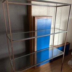 鉄製の枠に3段の強化ガラスの棚