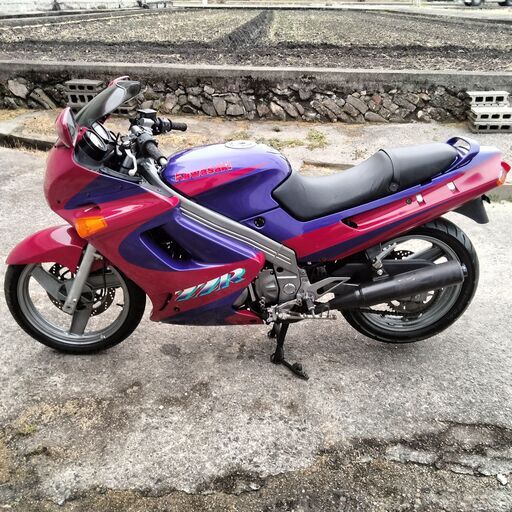 カワサキのzzr250です。綺麗な色合いで珍しいカラーです。ノーマル、乗りやすい。これ、めっちゃ安いと思います。