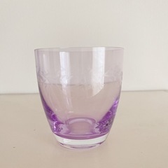 薄紫色のグラス