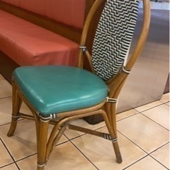画像の椅子です。二脚からお願い致します。