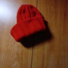 赤いニット帽子