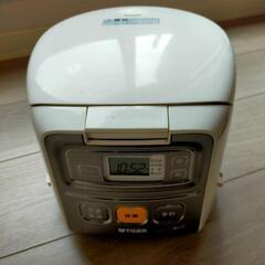 炊飯器　3合サイズ　TIGER　JAI-R551 ホワイト　フタ...