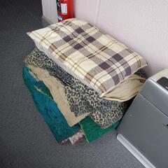 布団と枕と巻き毛布３つ