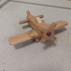 木製　プロペラが回る飛行機のおもちゃ