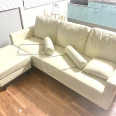 オフホワイトレザー(合皮)3人掛けカウチソファ-「商談中」古さを感じ 