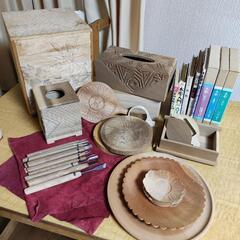 木彫の材料と彫刻刀と資料