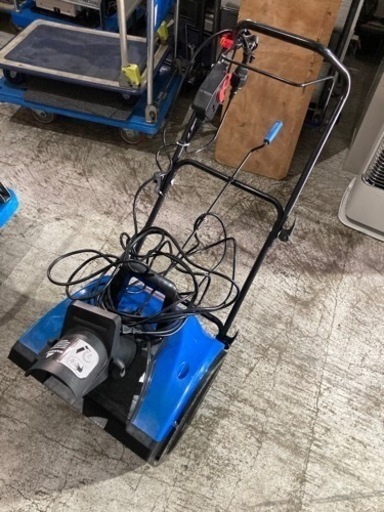 軽い雪ならバンバン飛ばせます　除雪機　電動