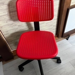 赤いカワイイ椅子