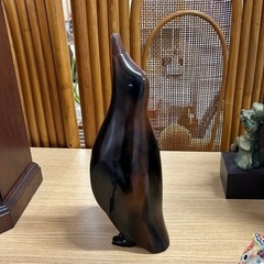 木製のペンギンのオブジェ