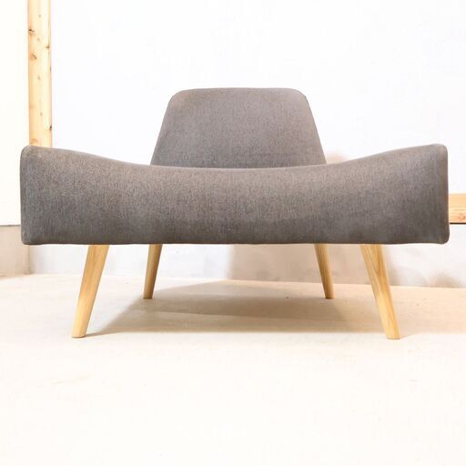 IDEE(イデー)のAOSOFA(アーオソファ)1シーターです。低めのフォルムで床に座る感覚に近づけたデザインのモダンなシングルソファ。チャーミングなフォルムと存在感が際立つ１人掛けソファです。