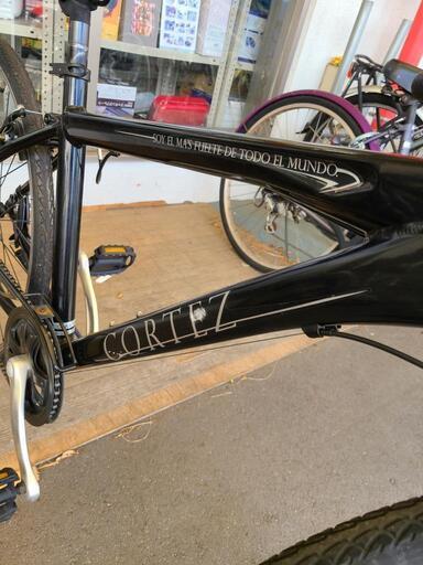 J4395 クロスバイク　CORTEZ　ブラック　28インチ　6段ギア　オートライト  クリーニング、簡易メンテナンス済み【リユースのサカイ柏店】 中古自転車 　流山市 中古自転車 松戸市 中古自転車 我孫子市 中古自転車 船橋市 中古自転車 守谷市 中古自転車 取手市 中古自転車 J4395 クロスバイク CORTEZ ブラック 28インチ 6段ギア オートライト