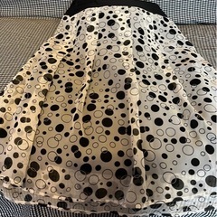 シフォン生地の水玉模様のスカート