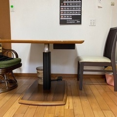 無料　高さ調整可能なダイニングテーブル