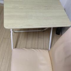 白いテーブルと椅子2つ