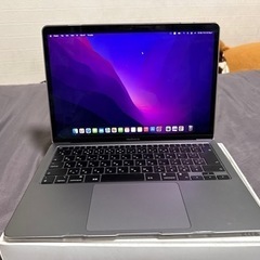 M1 MacBook Airです。シルバーです。