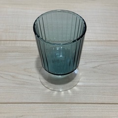 綺麗なブルーのグラスコップ
