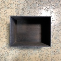 黒く塗った木箱