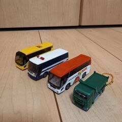 トミカバス3台＋トラックキーホルダー