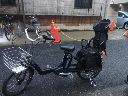 ｂ81️２０インチ・２６インチ、チャイルドシート、３人乗り、２人乗り、１人乗り  お子様と土日も土足のまま、いろいろなタイプのご試乗が可能です。  安心保障の３カ月・無料交換保証、無料１００日間・点検サービス付き  バッテリーは、新品の９０％以上の性能を保持していて、コンディション良好です。  １回の充電で３０ｋｍ以上の走行が可能です。山手線を半周するくらい走行可能です。  ️オプション無料。後ろチャイルドシートをかごに変更して１人乗りに変更も可能です。  ２０インチ、チャ