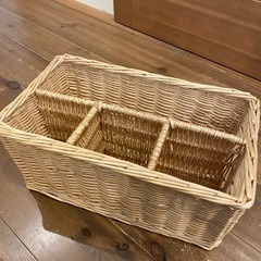 ラタンの籠　かご　仕切りあり　収納家具