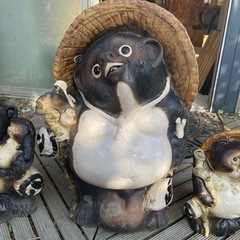 タヌキ飾り物3点セットです。