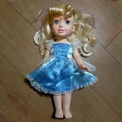 青いドレスのお人形